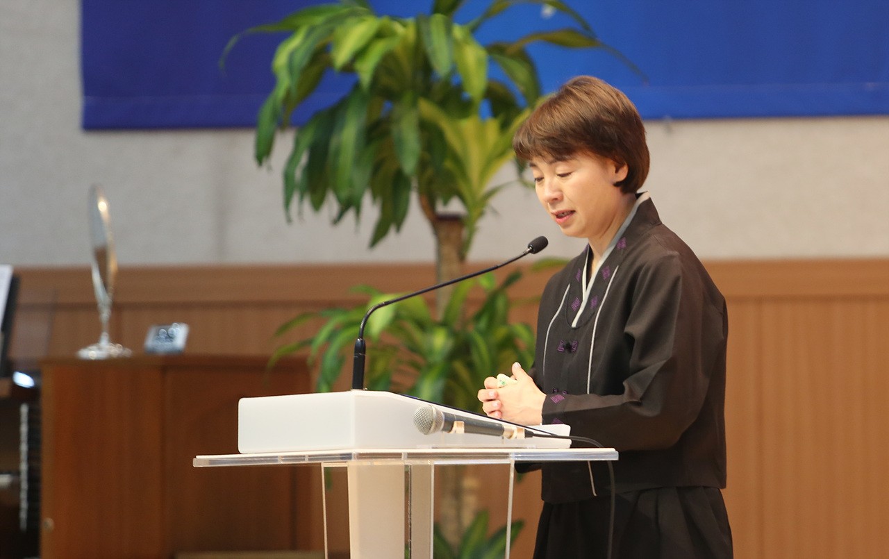 추모사를 전하는 장기은 사모